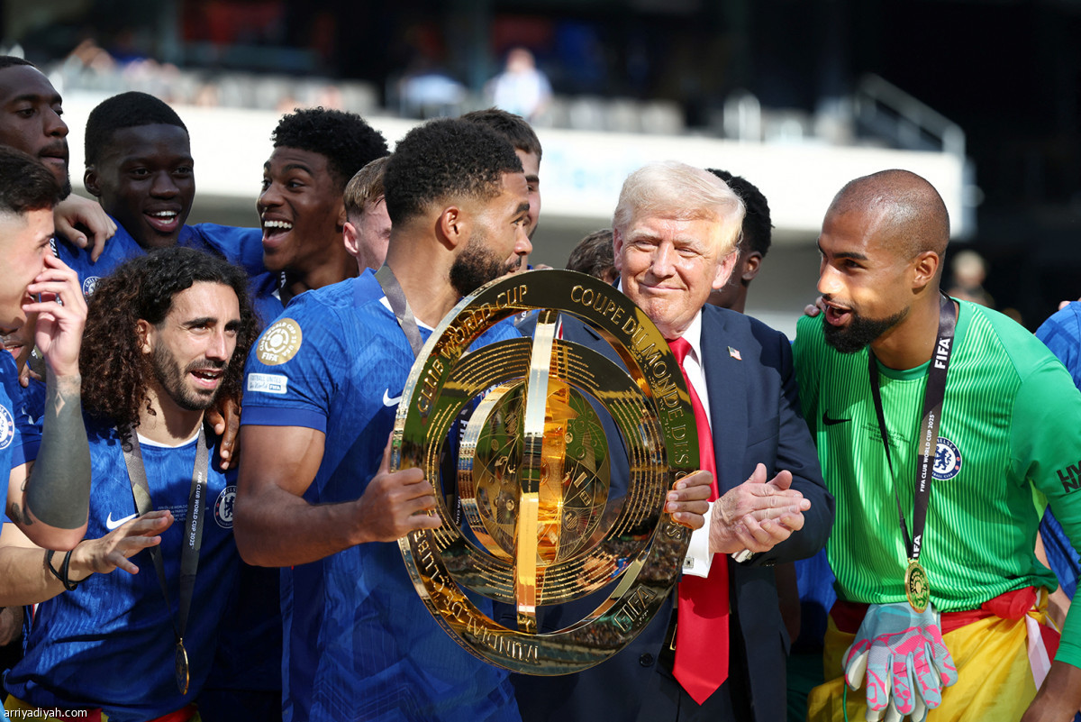 ترامب يسلّم الكأس
