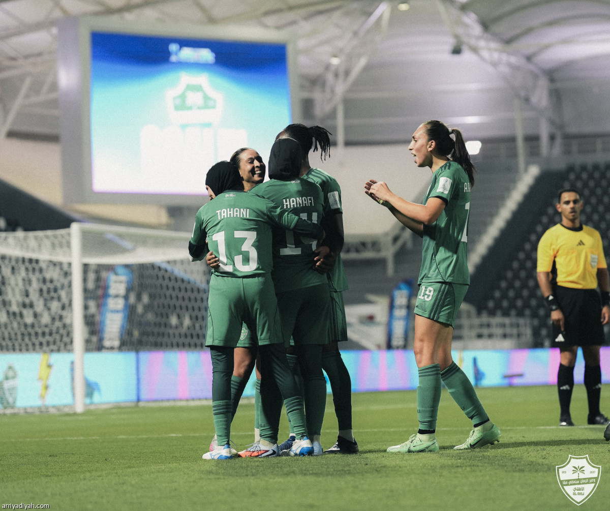 الأهلي إلى نهائي السوبر